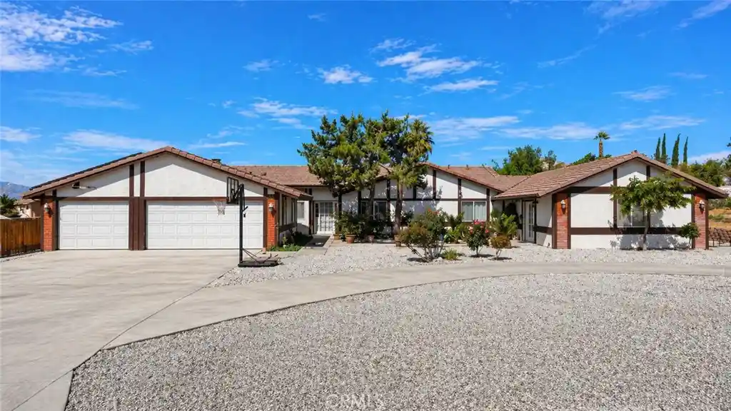 Photo 1 of Sale Pending at 16258 Chiwi, Apple Valley, CA 92307 | MLS# HD26082278 | Listing updated on 2026-10-17