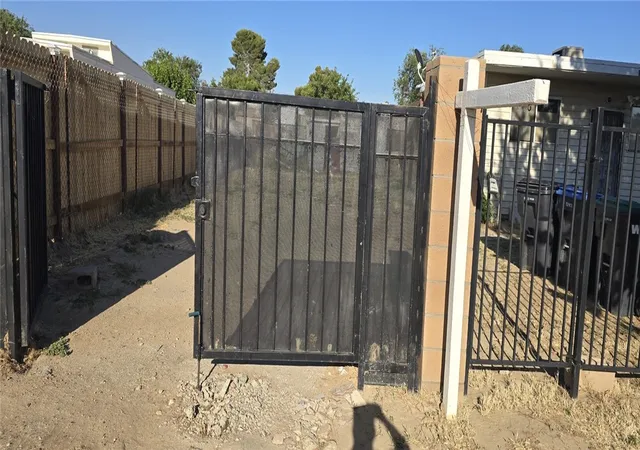 Photo 2 of Single family home for sale at 43310 Fairglen Rd, Lancaster, CA 93535 | MLS# SR26088256 | Listing updated on 2026-06-02
