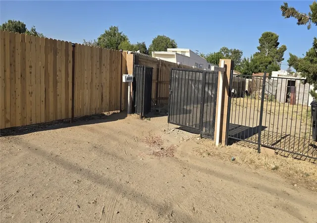 Photo 3 of Single family home for sale at 43310 Fairglen Rd, Lancaster, CA 93535 | MLS# SR26088256 | Listing updated on 2026-06-02
