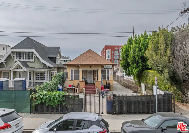 Photo 4 of Sale Pending at 3417 S Catalina St, Los Angeles, CA 90007 | MLS# 26793247 | Listing updated on 2026-06-16
