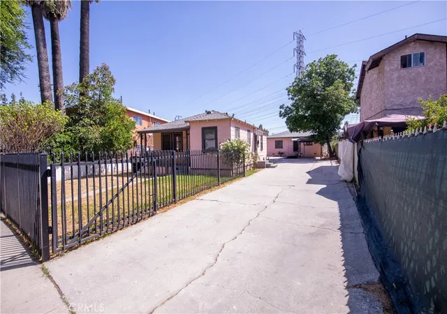 Listing Photo 4 - Condo for sale in building located at 8022 Felix, Bell Gardens, CA 90201