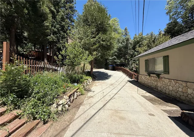 Photo 3 of Sale Pending at 333 La Casita Dr, Twin Peaks, CA 92391 | MLS# CV26089495 | Listing updated on 2026-10-03