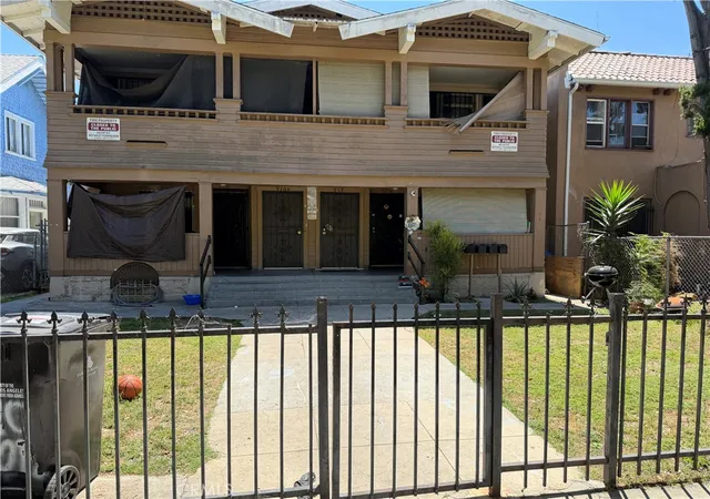 1st image of 910 W 40th Pl, Los Angeles, CA 90037 | MLS# SR26089171