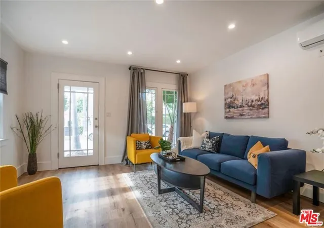 5th image of 910 Victoria Ave, Venice, CA 90291 | MLS# 26794069
