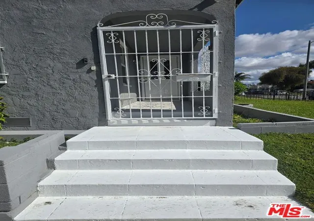Photo 2 of Single family home for sale at 5959 Arlington Ave, Los Angeles, CA 90043 | MLS# 26806037 | Listing updated on 2026-10-07
