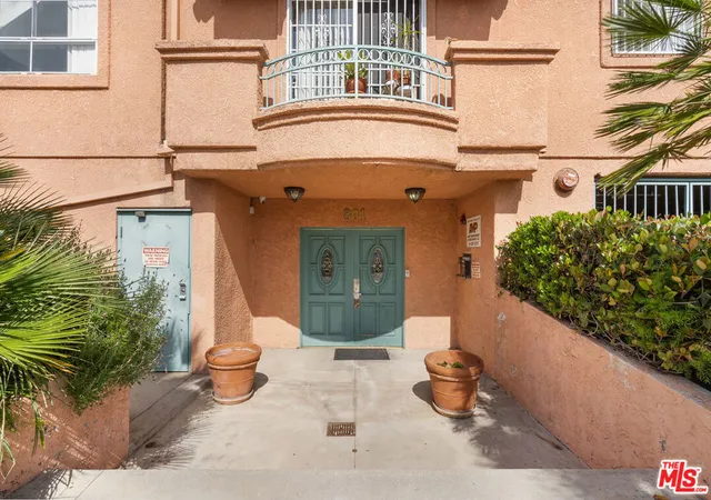 3rd image of 801 Lorraine Blvd, Los Angeles, CA 90005