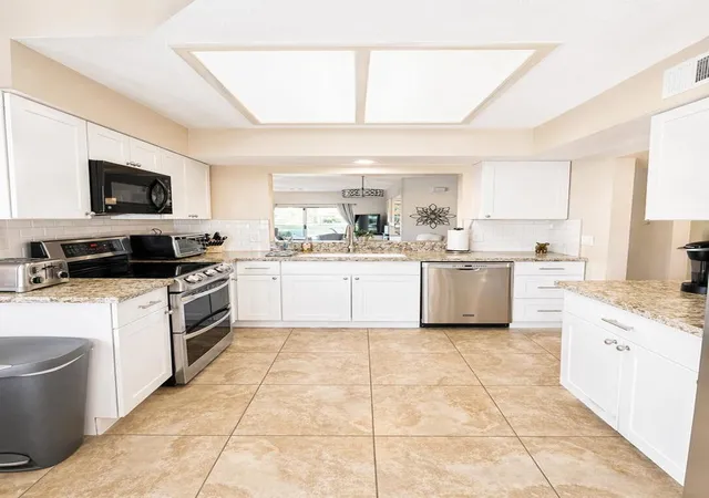 Listing Photo 5 - Condo for sale in building located at 654 Vis Lago Cir N, Palm Desert, CA 92211