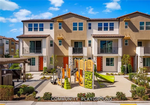 Listing Photo 2 - Condo for sale in building located at 660 Sunrise St, Covina, CA 91723 - Unit #