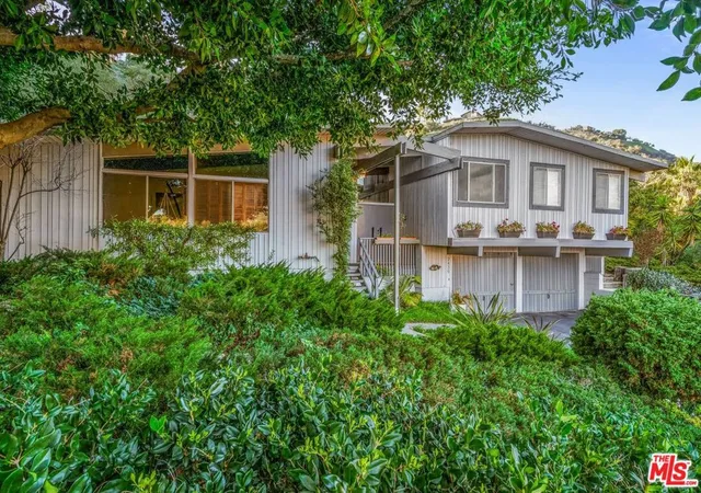 3rd image of 2436 Arbutus Dr, Los Angeles, CA 90049 | MLS# 26819981