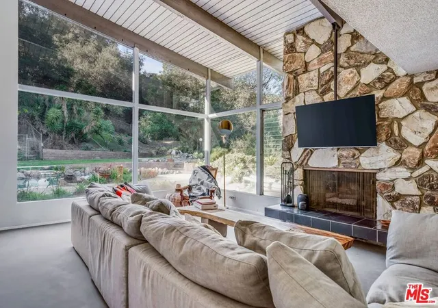 4th image of 2436 Arbutus Dr, Los Angeles, CA 90049 | MLS# 26819981