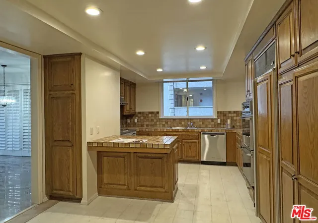 Photo 4 of Condo for sale at 10550 Wilshire Blvd #103, Los Angeles, CA 90024 | MLS# 26821579 | Listing updated on 2026-10-02