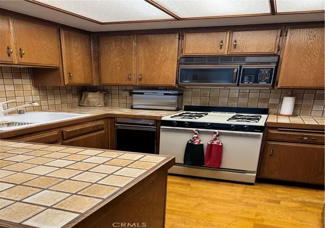 Homes for sale in Signal Hill, CA | 2601 E 19Th #25, Signal Hill, CA 90755 | MLS# PW26092547
