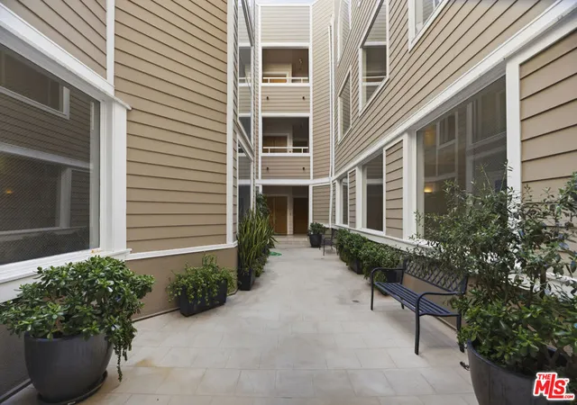 2nd image of 11808 Dorothy St, Los Angeles, CA 90049