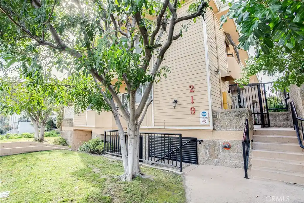 Listing Photo 2 - Condo for sale in 219 N Adams located at 219 N Adams, Glendale, CA 91206 - Unit 219 N Adams