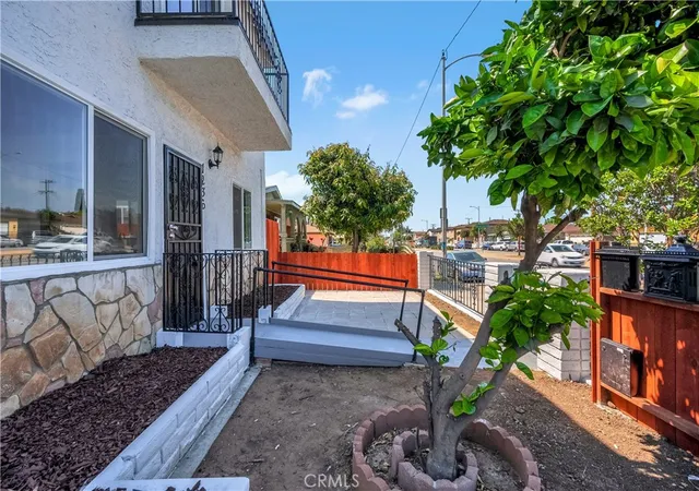 Listing Photo 5 - Condo for sale in building located at 1236 S 1234 Arizona Ave, Los Angeles, CA 90022