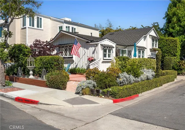 Photo 2 of Single family home for sale at 500 Acacia, Corona Del Mar, CA 92625 | MLS# NP26093750 | Listing updated on 2026-10-07