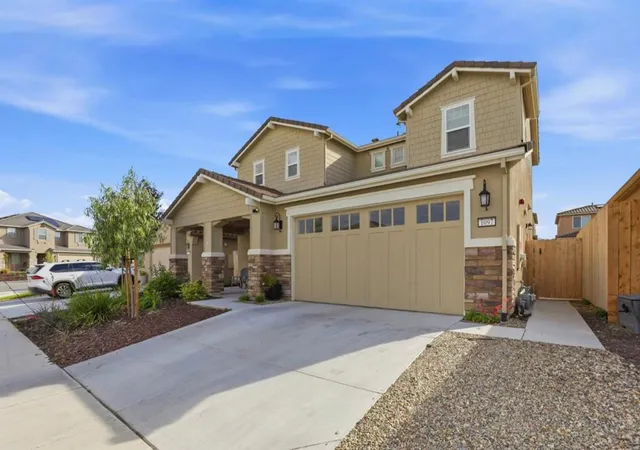 3rd image of 1097 Sunridge Dr, Hollister, CA 95023 | MLS# ML82045397