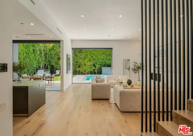 1st image of 637 N Crescent Heights Blvd, Los Angeles, CA 90048 | MLS# 26828387