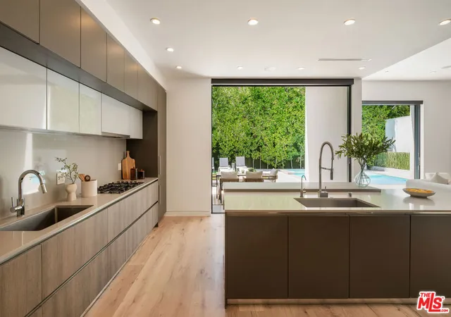 3rd image of 637 N Crescent Heights Blvd, Los Angeles, CA 90048 | MLS# 26828387