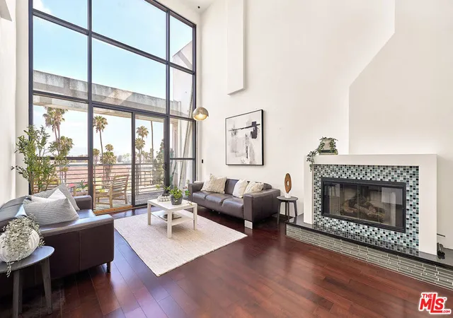 3rd image of 520 S Kingsley Dr, Los Angeles, CA 90020