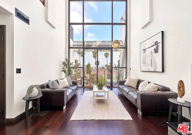 4th image of 520 S Kingsley Dr, Los Angeles, CA 90020
