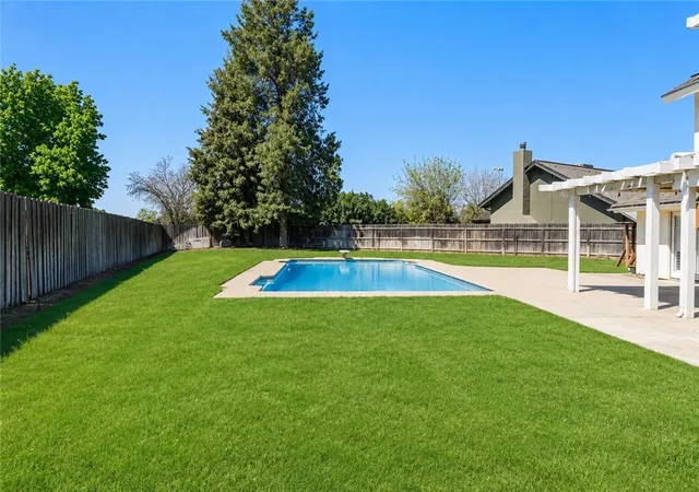 4th image of 1042 Robinson Ct, Hanford, CA 93230 | MLS# PW26094881
