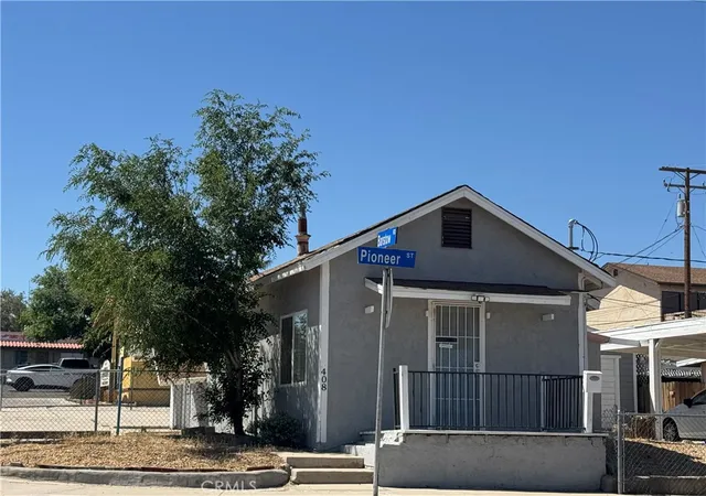 Photo 3 of Single family home for sale at 408 Pioneer St, Barstow, CA 92311 | MLS# HD26095192 | Listing updated on 2026-06-16