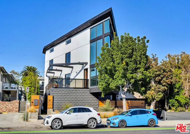 Listing Photo 2 - Condo for sale in building located at 1447 11th St, Santa Monica, CA 90401 - Unit #