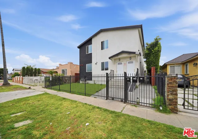 3rd image of 851 E 76Th Pl, Los Angeles, CA 90001 | MLS# 26828639
