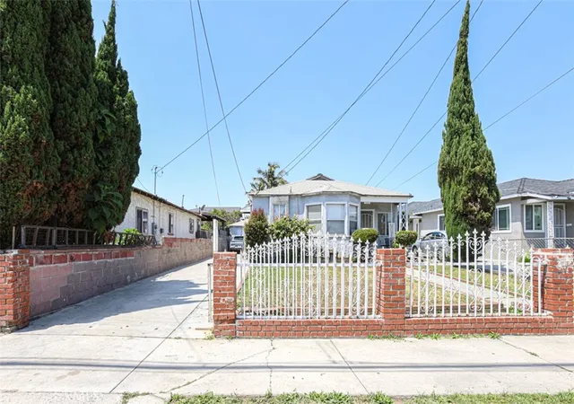 Photo 4 of House for sale at 10223 S Grevillea, Inglewood, CA 90304 | MLS# OC26095422 | Listing updated on 2026-09-23