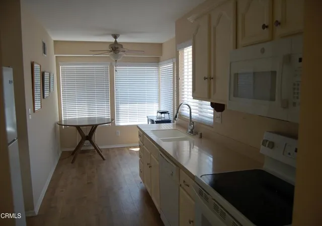Listing Photo 5 - Condo for sale in building located at 7132 Vlg 7, Camarillo, CA 93012