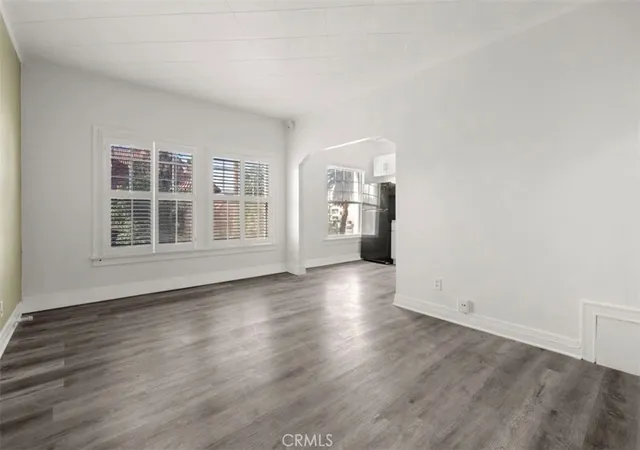 3rd image of 2121 James M Wood Blvd, Los Angeles, CA 90006
