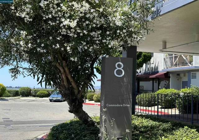3rd image of 8 Commodore Dr, Emeryville, CA 94608