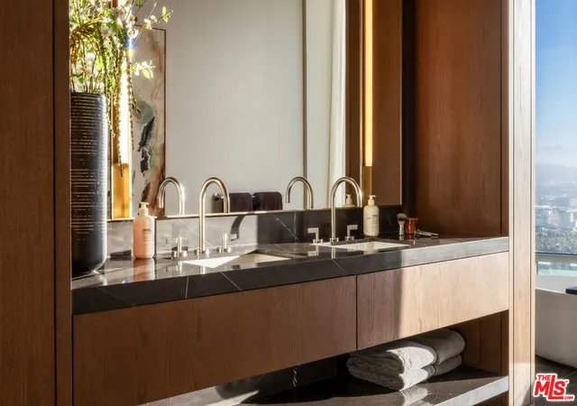 5th image of 211 W Elm Ct #9D, Los Angeles, CA 90067 | MLS# 26829613
