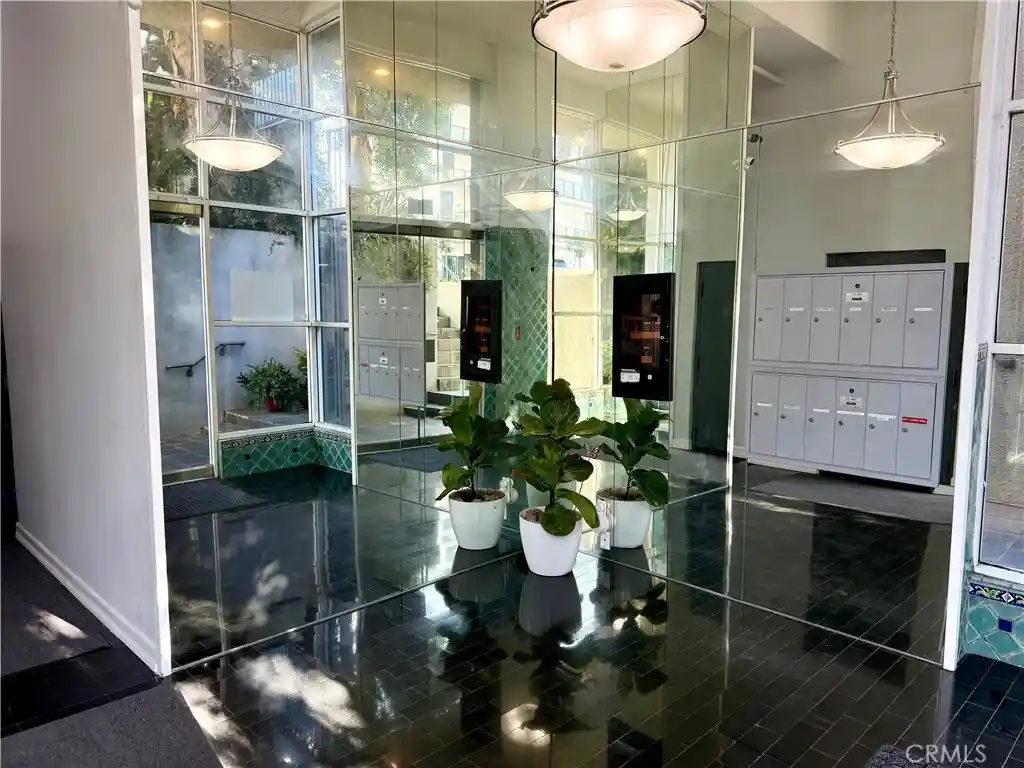 Listing Photo 9 - Condo for sale in 1516 Hi Pt located at 1516 Hi Pt, Los Angeles, CA 90035 - Unit #102