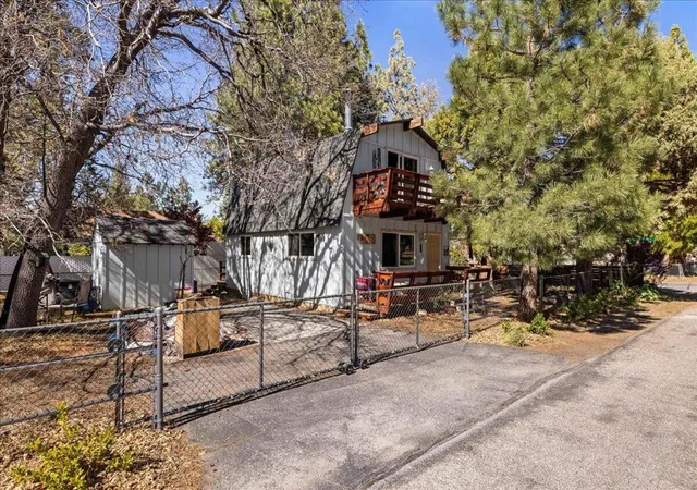Photo 3 of Single family home for sale at 566 Santa Barbara Ave, Sugarloaf, CA 92386 | MLS# 219147421DA | Listing updated on 2026-05-06