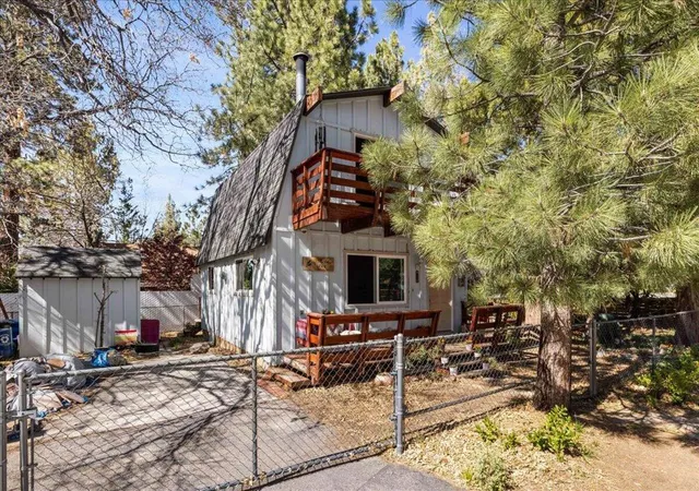 Photo 3 of Single family home for sale at 566 Santa Barbara Ave, Sugarloaf, CA 92386 | MLS# 219147421DA | Listing updated on 2026-05-06