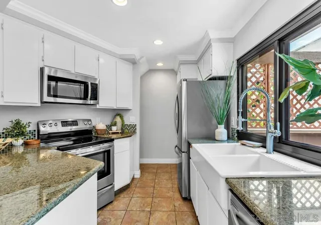Listing Photo 3 - Condo for sale in building located at 2277 Caminito Pescado, San Diego, CA 92107 - Unit #75