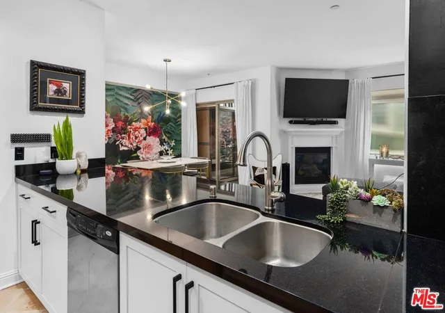 3rd image of 5037 Rosewood Ave #101, Los Angeles, CA 90004 | MLS# 26828883