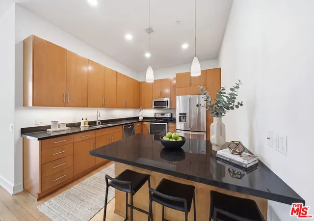 Listing Photo 2 - Condo for sale in building located at 3223 W 6th St, Los Angeles, CA 90020 - Unit #605