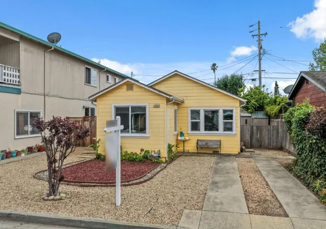 Photo 3 of Sale Pending at 4630 Jewel St, Capitola, CA 95010 | MLS# ML82044750 | Listing updated on 2026-10-09