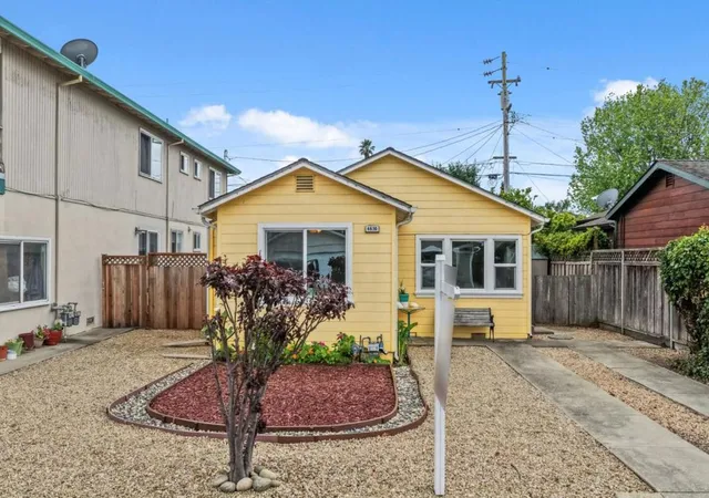 Photo 4 of Sale Pending at 4630 Jewel St, Capitola, CA 95010 | MLS# ML82044750 | Listing updated on 2026-10-09