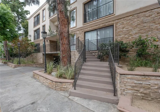 2nd image of 15344 Weddington St #102, Sherman Oaks, CA 91411 | MLS# SR26081255
