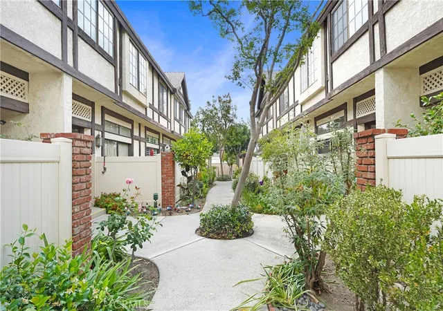 Photo 4 of Townhouse for sale at 20737 Roscoe Blvd #203, Winnetka, CA 91306 | MLS# SR26098808 | Listing updated on 2026-09-24