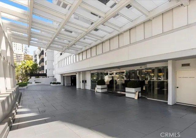 2nd image of 10660 Wilshire Blvd #302, Los Angeles, CA 90024 | MLS# SR26097922