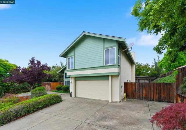 Photo 3 of Sale Pending at 877 Dover Cir, Benicia, CA 94510 | MLS# 41133781 | Listing updated on 2026-06-04