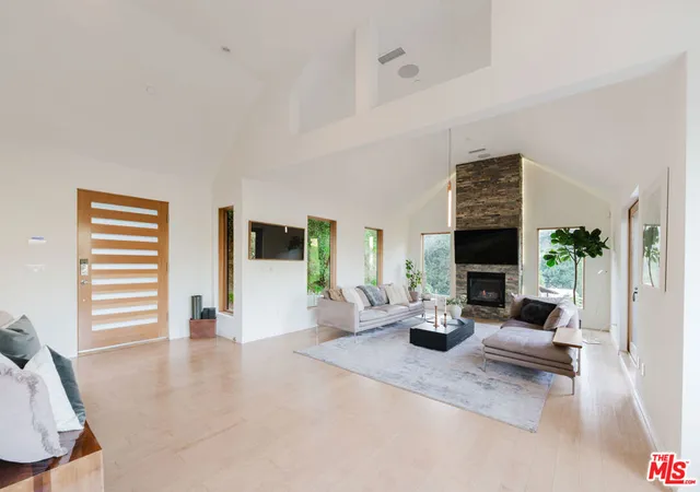 Photo 3 of Single family home for sale at 10110 Cielo Dr, Beverly Hills, CA 90210 | MLS# 26830165 | Listing updated on 2026-10-09