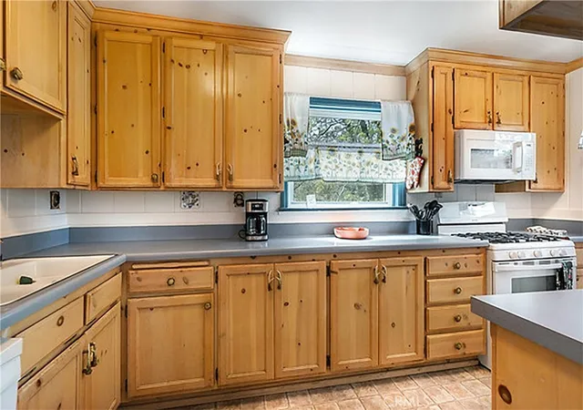 2nd image of 2726 View Dr, Running Springs, CA 92382 | MLS# IG26099536
