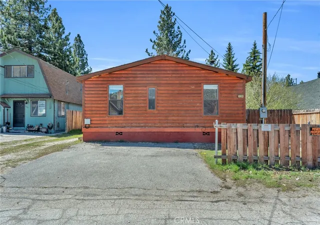 Photo 3 of Single family home for sale at 1124 W Country Clb Blvd, Big Bear City, CA 92314 | MLS# SR26100043 | Listing updated on 2026-05-08