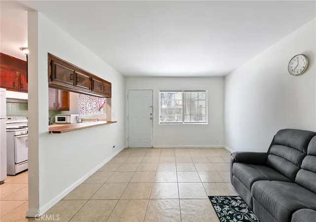 Listing Photo 2 - Condo for sale in building located at 1070 Chestnut, Long Beach, CA 90813 - Unit #